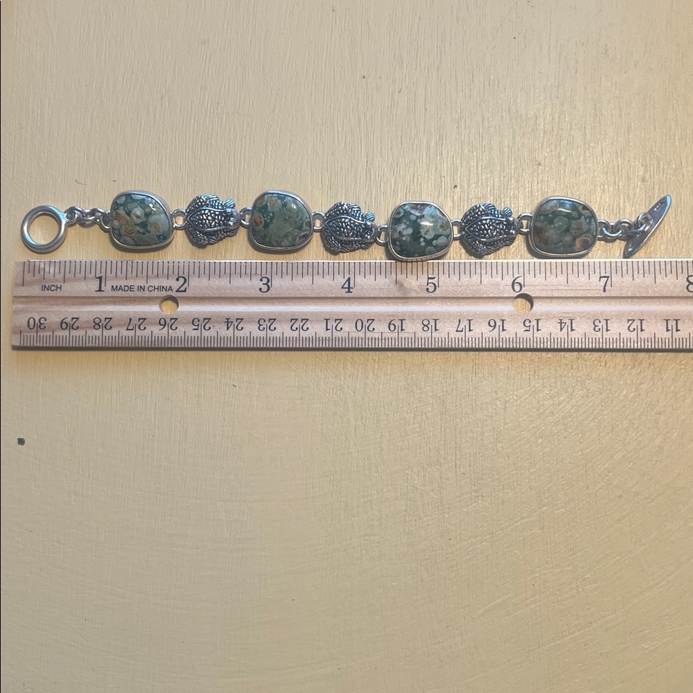 Elegant Silver and green Stone Bracelet with Frogs - Picture 2 of 5